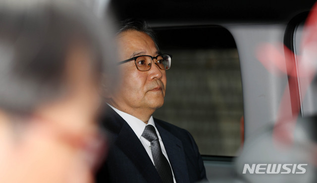 【서울=뉴시스】추상철 기자 = 뇌물수수 및 성접대 혐의를 받고 있는 김학의 전 법무부 차관이 지난 16일 서울중앙지방법원에서 구속 전 피의자 심문(영장실질심사)를 마치고 법정을 나서고 있다. 2019.05.16. scchoo@newsis.com