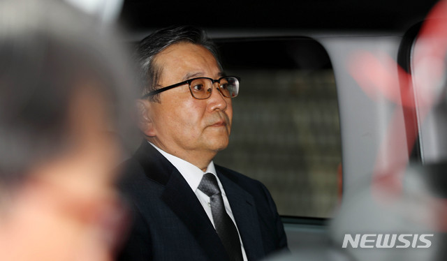 【서울=뉴시스】추상철 기자 = 뇌물수수 및 성접대 혐의를 받고 있는 김학의 전 법무부 차관이 16일 오전후 서울 서초구 서울중앙지방법원에서 구속 전 피의자 심문(영장실질심사)를 마치고 차량에 탑승하고 있다. 2019.05.16.&nbsp; scchoo@newsis.com