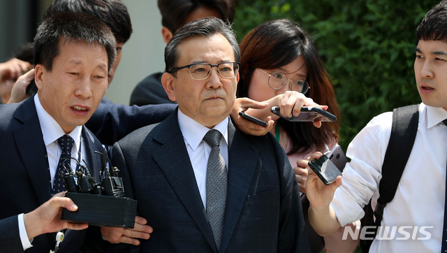 【서울=뉴시스】추상철 기자 = 뇌물수수 및 성접대 혐의를 받고 있는 김학의 전 법무부 차관이 16일 오전후 서울 서초구 서울중앙지방법원에서 구속 전 피의자 심문(영장실질심사)를 마치고 법정을 나서고 있다. 2019.05.16.&nbsp; scchoo@newsis.com