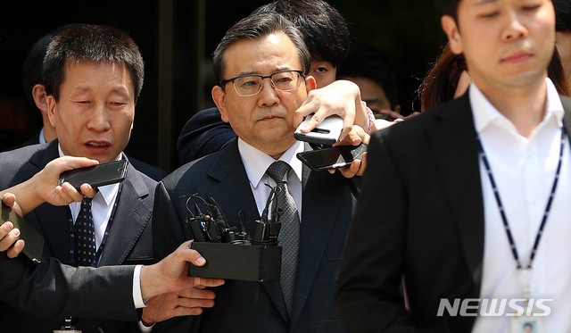 【서울=뉴시스】추상철 기자 = 뇌물수수 및 성접대 혐의를 받고 있는 김학의 전 법무부 차관이 16일 오전 서울 서초구 서울중앙지법에서 구속 전 피의자 심문(영장실질심사)를 마치고 법정을 나서고 있다. 2019.05.16.&nbsp; scchoo@newsis.com