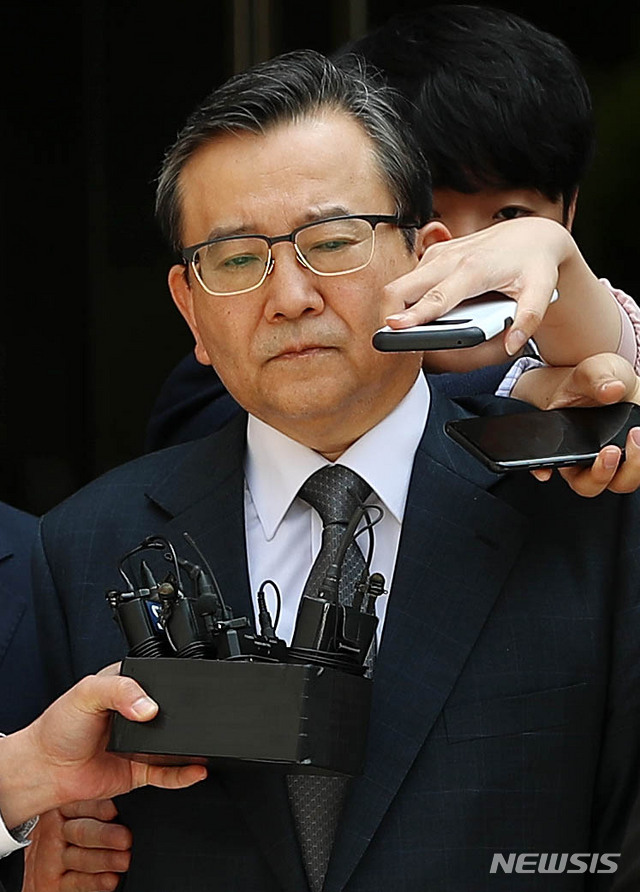 【서울=뉴시스】추상철 기자 = 뇌물수수 및 성접대 혐의를 받고 있는 김학의 전 법무부 차관이 지난달 16일 오전후 서울 서초구 서울중앙지방법원에서 구속 전 피의자 심문(영장실질심사)를 마치고 법정을 나서고 있다. 2019.05.16. scchoo@newsis.com