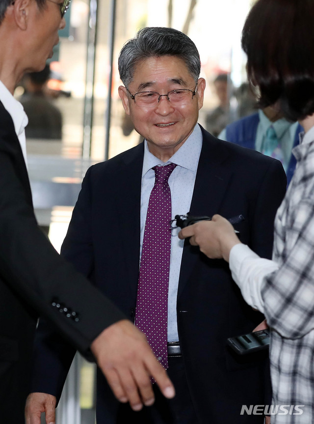 【서울=뉴시스】추상철 기자 = 5.18민주화운동 북한군 개입설을 주장하는 지만원씨가 지난 16일 오전후 서울 서초구 서울중앙지법에서 11차 공판에 출석하며 취재진의 질문에 답변하고 있다. 2019.05.16. scchoo@newsis.com