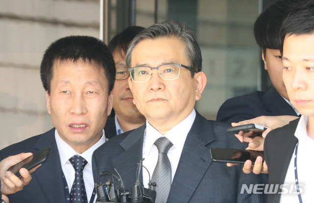 [서울=뉴시스]전진환 기자 = 김학의 전 법무부 차관이 뇌물수수 및 성범죄 의혹과 관련해 지난 2019년 5월16일 오후 서울 서초구 서울중앙지방법원에서 영장실질심사를 받고 나오고 있다. 2019.05.16. amin2@newsis.com