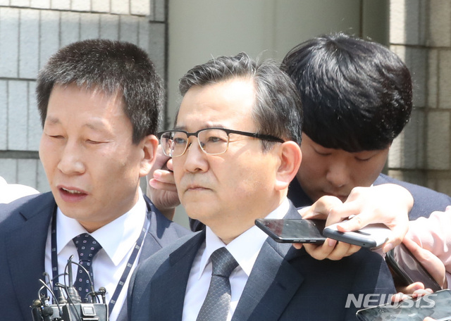 【서울=뉴시스】 전진환 기자 = 김학의 전 법무부 차관이 뇌물수수 및 성범죄 의혹과 관련해 16일 오후 서울 서초구 서울중앙지방법원에서 영장실질심사를 받고 나오고 있다. 2019.05.16.&nbsp; amin2@newsis.com