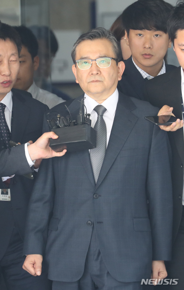 【서울=뉴시스】 전진환 기자 = 김학의 전 법무부 차관이 뇌물수수 및 성범죄 의혹과 관련해 지난 5월16일 오후 서울 서초구 서울중앙지방법원에서 영장실질심사를 받고 나오고 있다. 2019.05.16. amin2@newsis.com