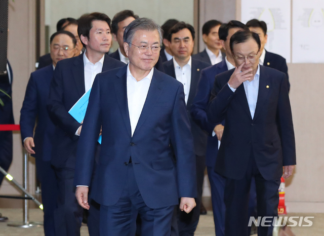 【세종=뉴시스】전신 기자 = 문재인 대통령이 16일 세종 어진동 정부세종컨벤션센터에서 열린 2019 국가재정전략회의에 참석하고 있다. 2019.05.16.&nbsp; photo1006@newsis.com