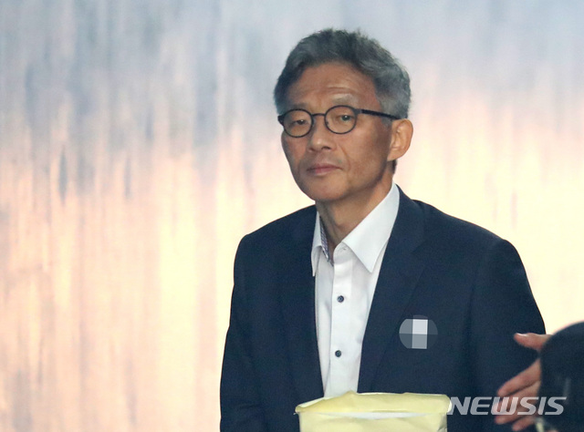 [서울=뉴시스] 전진환 기자 = 안태근 전 검사장이 지난해 5월16일 서울중앙지법에서 열리는 항소심 공판에 출석하고 있다. 2019.05.16. amin2@newsis.com