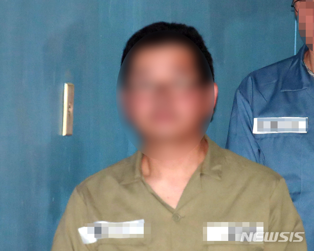 【서울=뉴시스】 전진환 기자 = 윤석열 서울중앙지검장에게 살해 위협을 가한 혐의 등으로 구속된 유튜버 김상진씨가 16일 오후 구속적부심을 청구해 서울 서초구 서울중앙지법으로 출석하고 있다. 2019.05.16. amin2@newsis.com