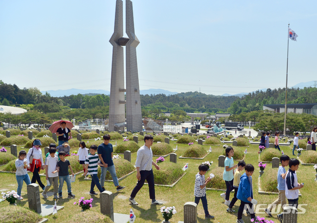 【광주=뉴시스】변재훈 기자 = 5·18민주화운동 39주년을 이틀 앞둔 16일 오전 광주 북구 운정동 국립 5·18민주묘지에 참배객들의 발길이 이어지고 있다. 2019.05.16.wisdom21@newsis.com