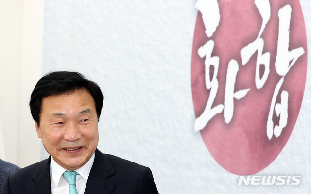 【서울=뉴시스】이종철 기자 = 바른미래당 손학규 대표가 16일 서울 여의도 국회에서 기자간담회를 가진뒤 '화합'이라는 글을 바라보고 있다. 2019.05.16.&nbsp; jc4321@newsis.com