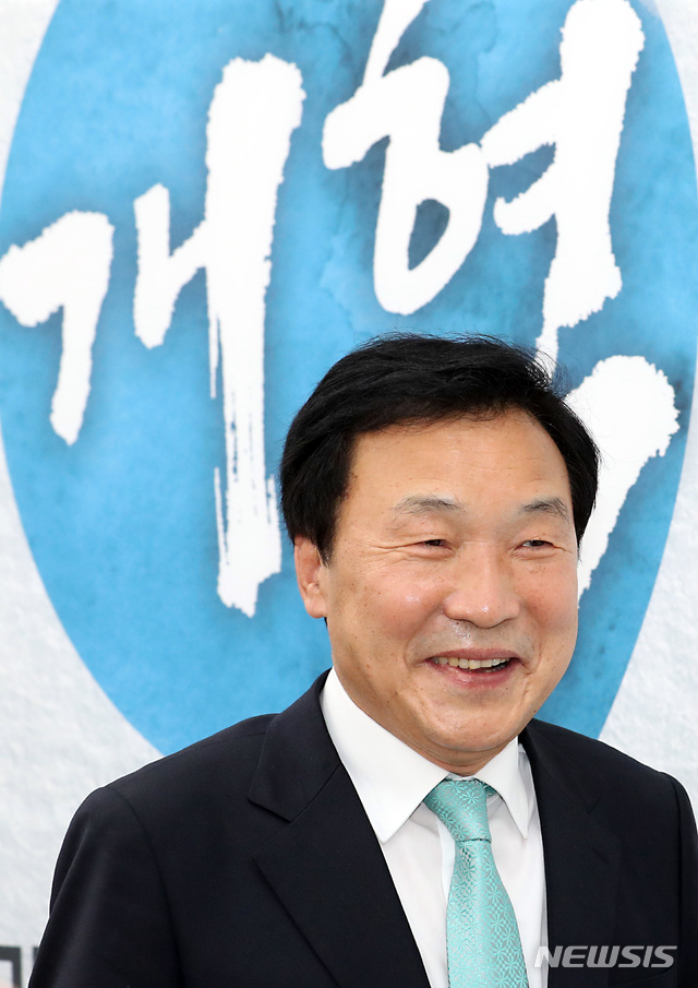 【서울=뉴시스】이종철 기자 = 바른미래당 손학규 대표가 16일 서울 여의도 국회에서 기자간담회를 가진뒤 자리를 나서고 있다. 2019.05.16.&nbsp; jc4321@newsis.com 