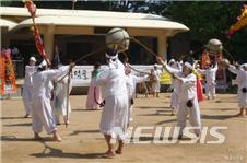  [부산=뉴시스] 허상천 기자 = 부산시는 무형문화재의 보존·전승을 위해 18일 구덕민속예술관 놀이마당에서 2019년 무형문화재 공개행사인 ‘구덕골 전통민속예술축제’를 개최한다. 사진은 구덕망깨소리 공연. 2019.05.17. (사진 = 부산시 제공) photo@newsis.com