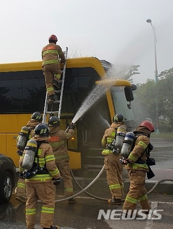 【군산=뉴시스】윤난슬 기자 = 17일 오전 9시1분께 전북 군산시 월명종합운동장 앞 도로에 있던 35인승 버스에서 불이 나 소방대원들이 진화작업을 벌이고 있다.2019.05.17.(사진=시민 제공) yns4656@newsis.com