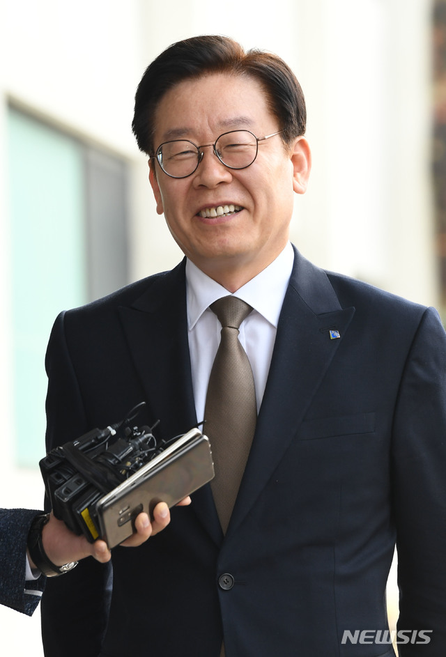 【수원=뉴시스】 김종택 기자 = 공직선거법상 허위사실 공표와 직권남용권리행사방해 혐의 등에 대해 무죄판결을 받은 이재명 경기지사가 17일 오전 수원시 팔달구 경기도청으로 출근하고 있다. 2019.05.17. semail3778@never.com