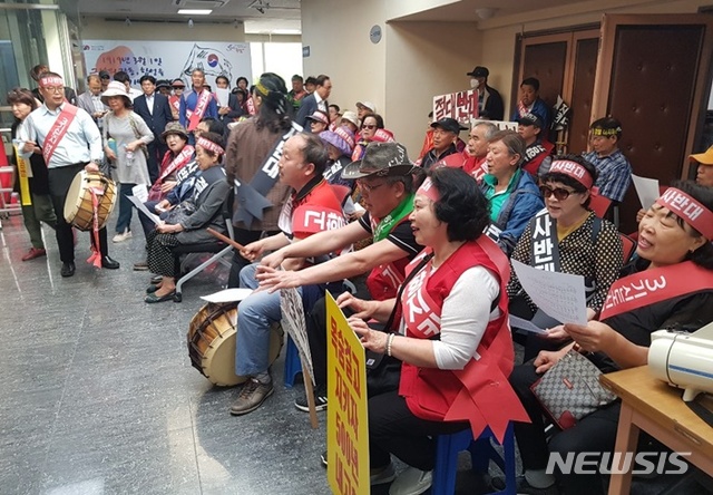 【하남=뉴시스】 문영일 기자 = 국토교부통부 공공주택추진단과 한국토지주택공사(LH) 스마트도시계획처가 17일 오전 10시 하남시청 대회의실에서 갖기로 한 전략환경영향평가 주민설명회를 원천봉쇄하기 위해 신도시로 지정된 천현·교산동 주민들이 오전 8시30분부터 설명회 장소인 시청 대회의실 입구를 점거한 채 반대 시위를 하고 있다. 2019.05.17.ctdesk@newsis.com