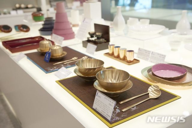 【서울=뉴시스】인천국제공항 제2여객터미널점 3층 공예품 판매