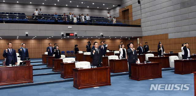 【광주=뉴시스】맹대환 기자 = 광주시의회 의원들이 17일 본회의장에서 5·18민주화운동 제39주년을 맞아 개회에 앞서 임을 위한 행진곡을 제장하고 있다. 2019.05.17 (사진=광주시의회 제공)mdhnews@newsis.com