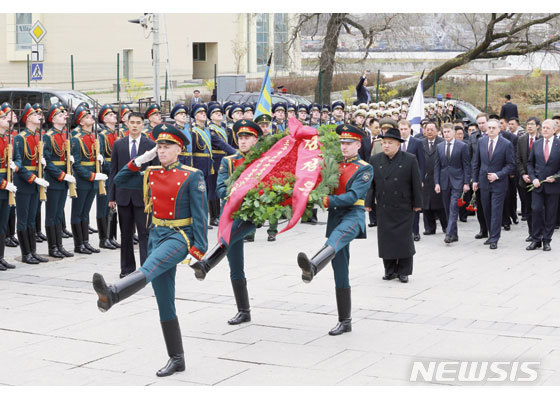 【서울=뉴시스】지난달 26일 러시아 블라디보스토크를 방문한 김정은 북한 국무위원장이 태평양함대 전투영광기념비에 화환을 증정하고 있다. (출처=노동신문) 2109.04.27.