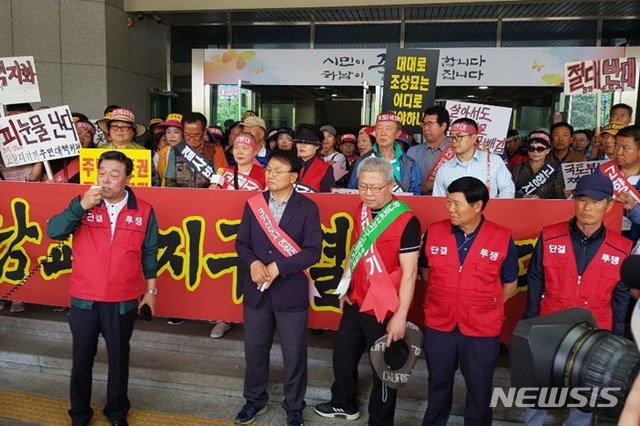 【하남=뉴시스】 문영일 기자 = 석철호 반대위 위원장(왼쪽 첫번재) 등이 신도시 지정철회를 촉구하고 있다. 2019.05.17. ctdesk@newsis.com