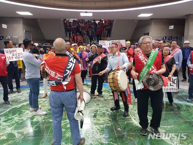 【하남=뉴시스】 문영일 기자 = 반대위 주민들이 시청 홀을 점거하고 시위하고 있다. 2019.05.17.&nbsp; ctdesk@newsis.com