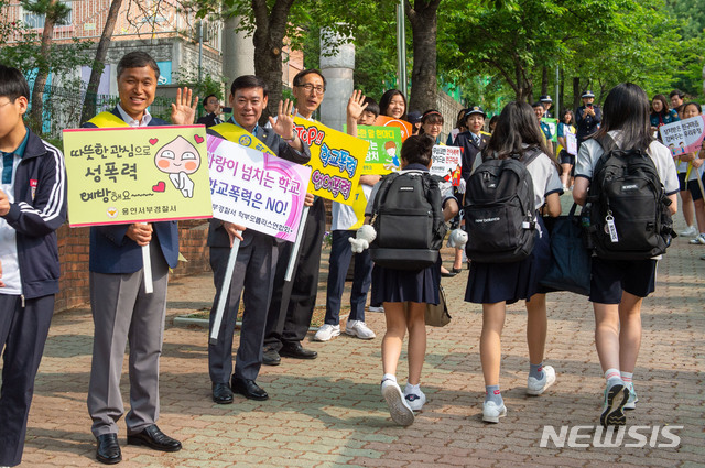  17일 대덕중학교 교문 앞에서 등교하는 학생들을 대상으로 한 학교폭력 예방 캠페인에 참여하고 있는 이건한 의장(사진 맨 왼쪽). (사진제공=용인시의회)