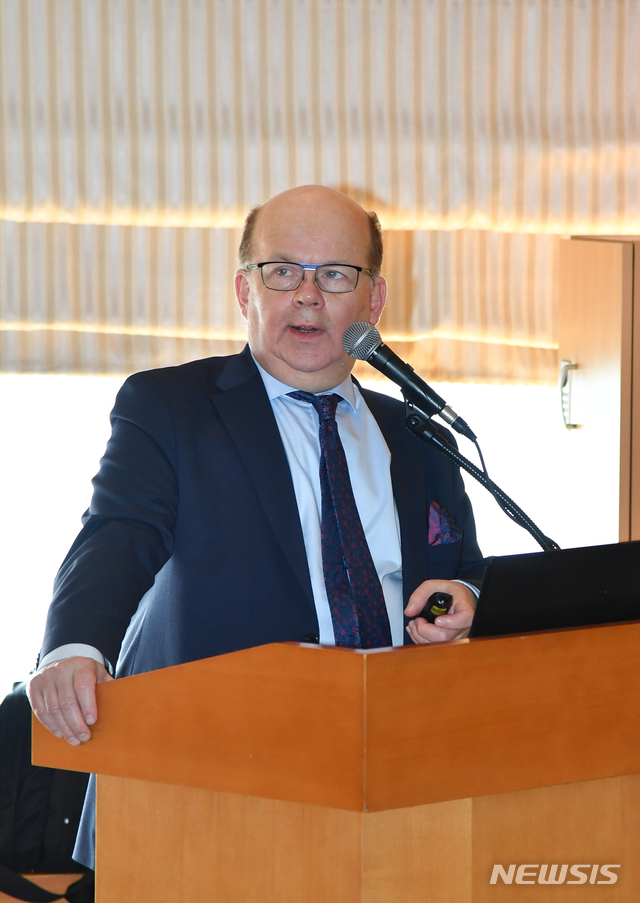 【서울=뉴시스】할로넨의 할로넨 페카 구매이사가 발표를 하고 있다. (사진=무역협회 제공)