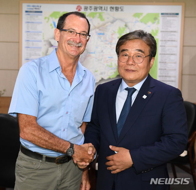 【광주=뉴시스】1980년 5·18민주화운동 당시 참상을 목격한 미국인 폴 코트라이트씨가 지난해 5월 17일 광주시 문화경제부시장과 면담을 가진 모습. 2020.02.14. (사진=광주시 제공)