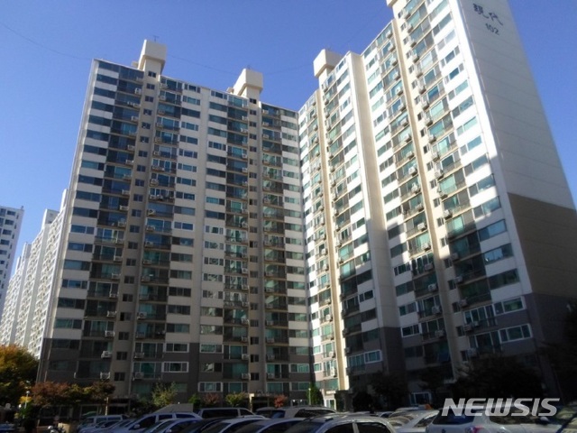 【서울=뉴시스】김가윤 기자 = 서울 구로구 구로동 560 신도림현대 102동 2층 202호가 경매에 나왔다. 1994년 1월 준공한 3개동 450가구 단지로 물건은 21층 건물 중 2층이다. 전용면적은 80.0㎡, 방 3개 욕실 2개 계단식 구조다. 2019.05.18 (제공=지지옥션) yoon@newsis.com