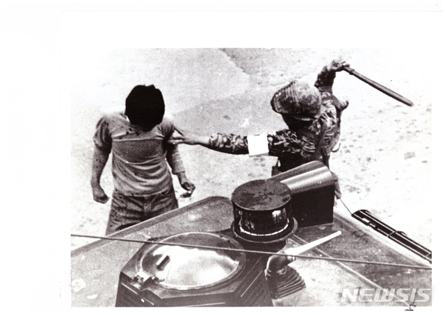 【서울=뉴시스】1980년 5·18 민주화운동 당시 계엄군의 참혹한 시민군 진압 현장을 담은 신복진 당시 전남일보 기자의 사진. 이 사진으로 대한민국의 실상이 전세계에 알려졌다. **저작권자 요청으로 회원사는 사용할 수 없습니다**2019.05.18 (제공 = 정태원씨)