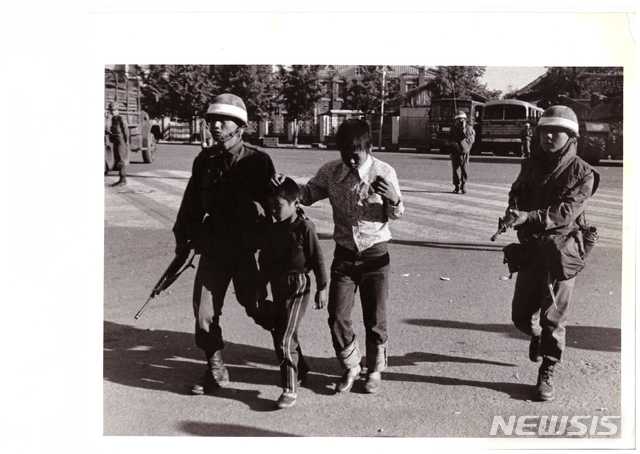 【서울=뉴시스】1980년 5·18 민주화운동 당시 광주에서 계엄군에 끌려가고 있는 소년 시민군의 모습. 정씨는 "당시 고작 14살, 16살 정도의 어린 애들도 시민군에 동참하는 일도 있었다"고 했다. **저작권자 요청으로 회원사는 사용할 수 없습니다** 2019.05.18 (제공=정태원씨) 