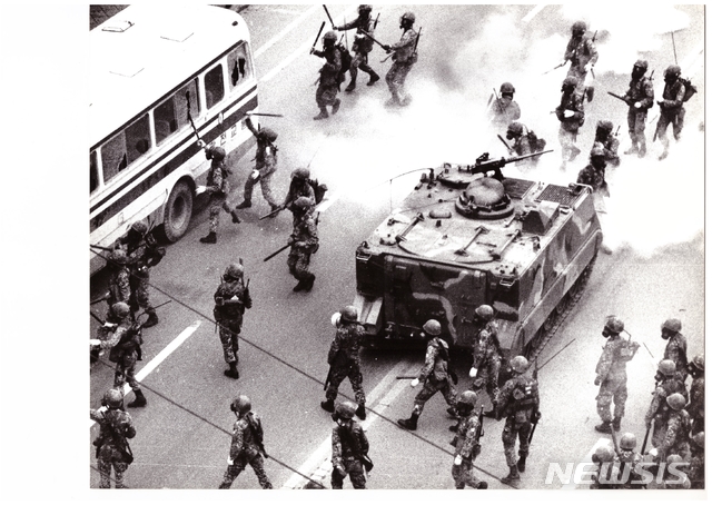 【서울=뉴시스】1980년 5·18 광주 민주화운동 당시 곤봉과 최루탄을 동원해 시민군을 진압하는 계엄군의 모습. 정씨에 따르면 계엄군은 버스 창문을 깨고 그 안에 최루탄을 던져 넣는 수법을 썼다. **저작권자 요청으로 회원사는 사용할 수 없습니다** 2019.05.18 (제공=정태원씨) 