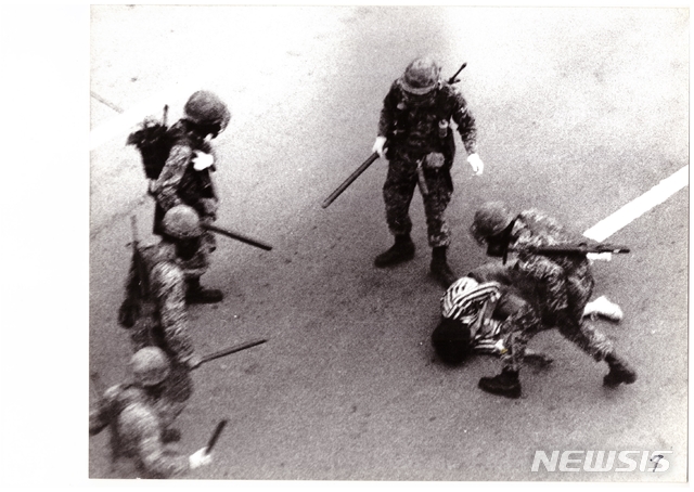 【서울=뉴시스】1980년 5·18 광주민주화 운동 당시 무방비 상태의 시민에게 곤봉을 휘두르며 폭력을 가하는 계엄군의 모습. 정씨는 당시를 "한민족으로서 있을 수 없는 일"이라고 기억했다. **저작권자 요청으로 회원사는 사용할 수 없습니다** 2019.05.18 (제공=정태원씨)