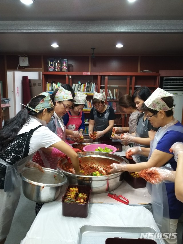 【서울=뉴시스】 지난해 상도4동 엄마손맛 나눔동아리에서 김치 등을 만들어 기부하는 모습. 2019.05.17. (사진=동작구 제공)