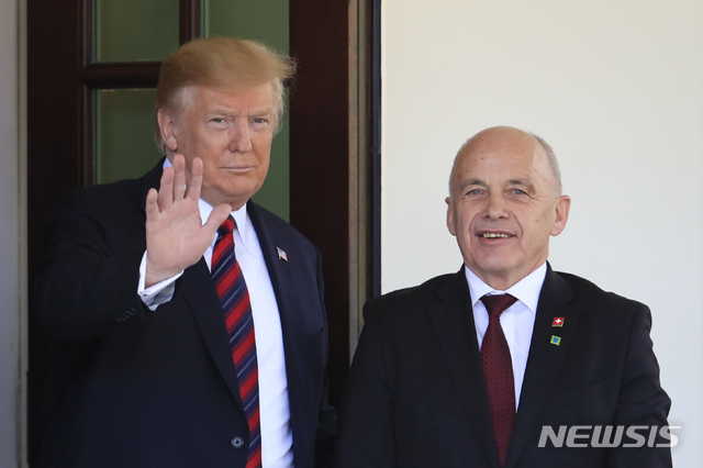 【워싱턴=AP/뉴시스】도널드 트럼프(왼쪽) 미국 대통령이 16일(현지시간) 백악관에서 윌리 마우러 스위스 대통령을 영접하고 있다.&nbsp; 트럼프 대통령은 마우러 스위스 대통령과의 회담에 앞서 이란과 전쟁에 관한 기자들의 질문에 "미국은 이란과의 전쟁을 원하지 않는다"라고 밝혔다. 2019.05.17. 
