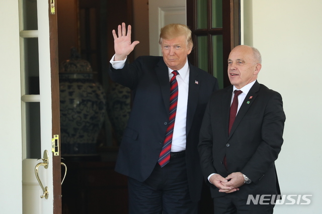 【워싱턴=AP/뉴시스】도널드 트럼프(왼쪽) 미국 대통령이 16일(현지시간) 백악관에서 윌리 마우러 스위스 대통령을 영접하고 있다. 트럼프 대통령은 마우러 스위스 대통령과의 회담에 앞서 이란과 전쟁에 관한 기자들의 질문에 "미국은 이란과의 전쟁을 원하지 않는다"라고 밝혔다. 2019.05.17.
