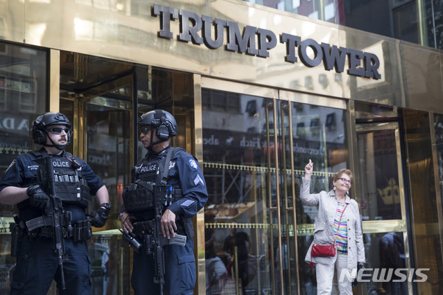 【뉴욕=AP/뉴시스】지난 16일 미국 뉴욕 트럼프타워 앞에서 무장경찰이 경비를 하는 가운데 한 관광객이 사진을 찍고 있다. 2019.05.23.
