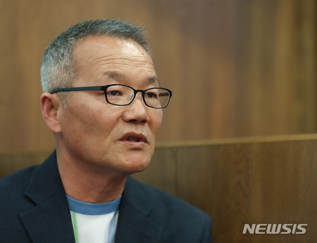 【서울=뉴시스】조수정 기자 = 5.18 민주화운동 당시 시민군으로 참여한 양동남 씨가 13일 서울 여의도 한 카페에서 뉴시스와 인터뷰를 하고 있다. 양동남 씨는 80년 5월, 가톨릭센터 앞에서 리어카에 실려 있는 시신을 보고 시위에 참여했다. 화순경찰서 무기고에서 총을 가져와 시민들에게 나눠주고 기동타격대로 마지막까지 전남도청을 사수하다 27일 새벽 계엄군에게 체포돼 상무대 영창으로 끌려갔다. 모진 고문으로 심한 상처를 입고 국군통합병원으로 후송돼 70여 일간 입원 치료를 받았으며 광주교도소에 수감됐다. 2019.05.15. chocrystal@newsis.com