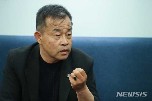 【서울=뉴시스】조수정 기자 = 5.18 민주화운동 당시 휴학생 신분으로 시민군에 참여한 곽희성 씨가 13일 서울 여의도 한 카페에서 뉴시스와 인터뷰를 하고 있다. 1980년 5월 광장에서 머리에 총을 맞고 쓰러진 고등학생을 후송하던 때를 잊지 못한다. 살려내지 못했다는 자책감과 수많은 희생자들 사이에 자신은 살아남았다는 죄책감이 30년 넘게 그를 괴롭혔다. 이젠 마음의 짐을 조금씩 덜어내며 5.18 민주화 운동 유공자라는 자부심을 회복했다. 2019.05.15. chocrystal@newsis.com