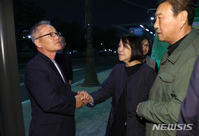 [서울=뉴시스] 조수정 기자 = 양기남 5·18기동타격대동지회장.(왼쪽) 2019.05.15. chocrystal@newsis.com