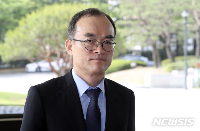 【서울=뉴시스】최진석 기자 = 문무일 검찰총장이 17일 오전 서울 서초구 대검찰청으로 출근하고 있다.&nbsp; 이날 법조계에 따르면 문 총장은 지난 16일 기자간담회를 열어 국회 패스트트랙(신속처리법안)에 지정된 수사권 조정 관련 법안에 검찰 입장은 받아들여지지 않은 데 대해 강한 불만을 표시했다. 2019.05.17. myjs@newsis.com