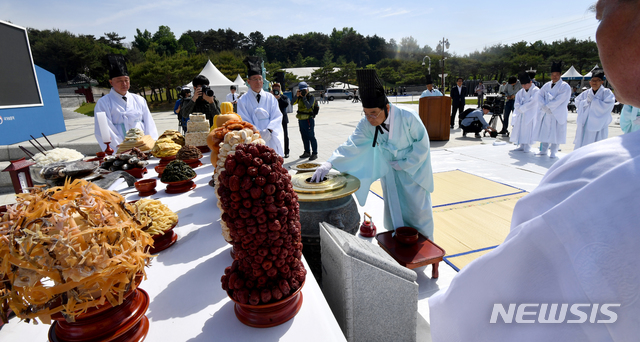 【광주=뉴시스】신대희 기자 = 5·18광주민주화운동 39주년 기념식을 하루 앞둔 17일 광주 북구 운정동 국립5·18민주묘지에서 5·18민주유공자유족회 주관으로 5·18민중항쟁 제39주년 추모제가 열리고 있다. 2019.05.17. sdhdream@newsis.com