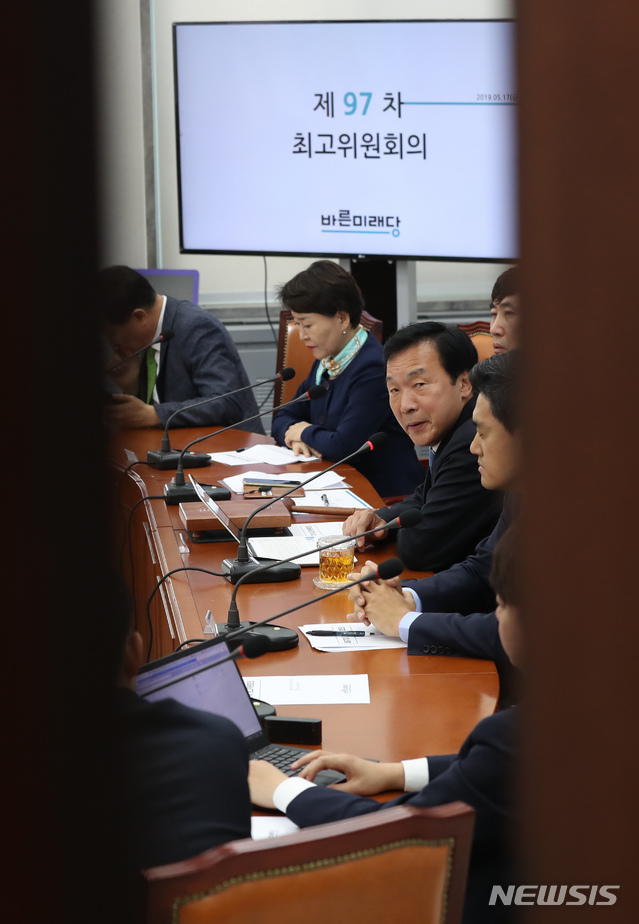 【서울=뉴시스】고승민 기자 = 17일 서울 여의도 국회에서 열린 바른미래당 제97차 최고위원회의에서 최고위원들이 손학규 대표의 퇴진을 촉구하는 가운데 회의장 문이 닫히고 있다. 2019.05.17.kkssmm99@newsis.com