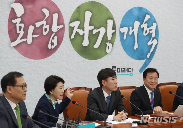 【서울=뉴시스】고승민 기자 = 17일 서울 여의도 국회에서 열린 바른미래당 제97차 최고위원회의에서 권은희 최고위원이 최근 설치된 백드롭 '화합, 자강, 개혁' 문구를 들어 손학규 대표의 퇴진을 촉구하고 있다. 2019.05.17. kkssmm99@newsis.com