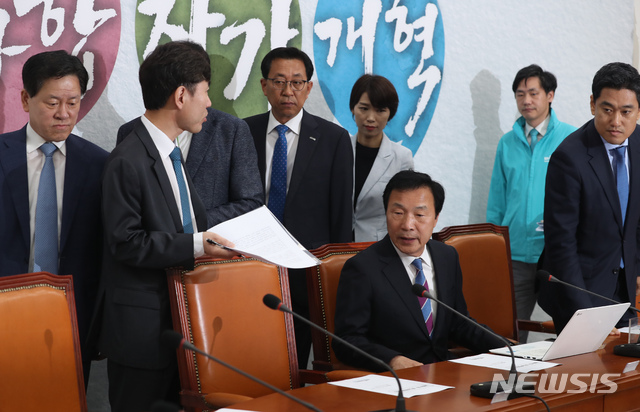 【서울=뉴시스】고승민 기자 = 17일 서울 여의도 국회에서 열린 바른미래당 제97차 최고위원회의에서 하태경 최고위원이 자신이 앉아야 할 자리에 명패가 없다며 항의하고 있다. 2019.05.17. kkssmm99@newsis.com