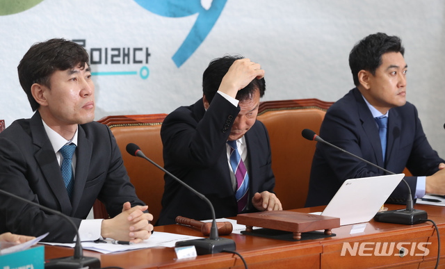 【서울=뉴시스】고승민 기자 = 17일 서울 여의도 국회에서 열린 바른미래당 제97차 최고위원회의에서 최고위원들의 퇴진 촉구 발언 중 손학규 대표가 머리를 만지고 있다. 2019.05.17.kkssmm99@newsis.com