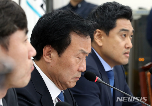 【서울=뉴시스】고승민 기자 = 17일 서울 여의도 국회에서 열린 바른미래당 제97차 최고위원회의에서 오신환 원내대표가 발언하고 있다. 손학규 대표가 이를 심각한 표정으로 듣고 있다. 2019.05.17.kkssmm99@newsis.com