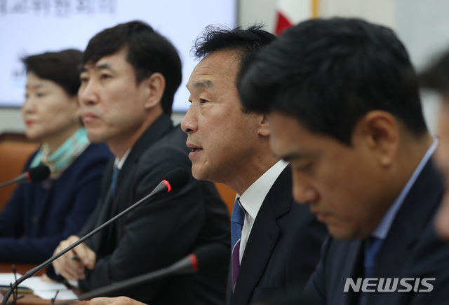 【서울=뉴시스】고승민 기자 = 17일 서울 여의도 국회에서 열린 바른미래당 제97차 최고위원회의에서 손학규 대표가 모두발언하고 있다. 2019.05.17. kkssmm99@newsis.com