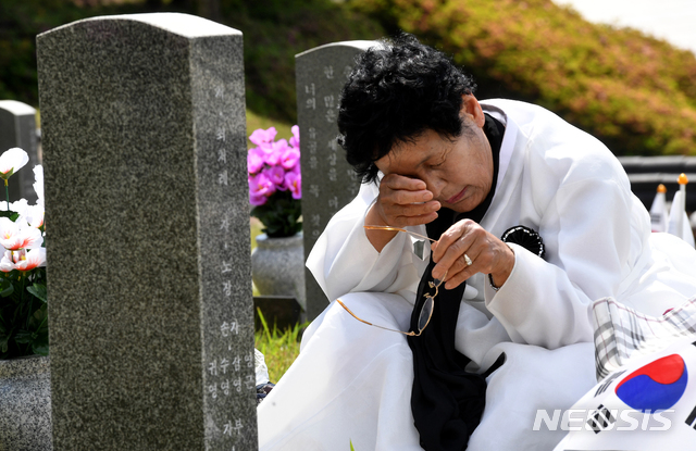 【광주=뉴시스】신대희 기자 = 5·18광주민주화운동 39주년 기념식을 하루 앞둔 17일 광주 북구 운정동 국립5·18민주묘지 행방불명자 묘역에서 박갑용(1980년 당시 66세) 열사의 셋째딸 박복자(71·여)씨가 눈물을 흘리고 있다. 2019.05.17.&nbsp; sdhdream@newsis.com 