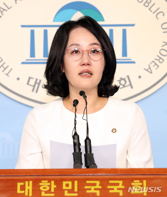 【서울=뉴시스】 박영태 기자 = 한센병 발언으로 물의를 일으킨 김현아 자유한국당 의원이 17일 오전 서울 여의도 국회 정론관에서 사과 기자회견을 하고 있다. 2019.05.17. since1999@newsis.com