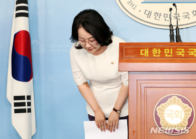 【서울=뉴시스】 박영태 기자 = 한센병 발언으로 물의를 일으킨 김현아 자유한국당 의원이 17일 오전 서울 여의도 국회 정론관에서 사과 기자회견을 하며 고개숙여 인사하고 있다. 2019.05.17.since1999@newsis.com